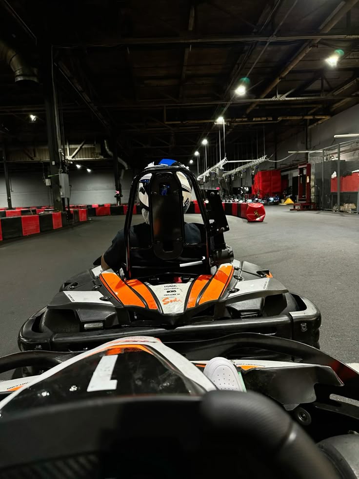 piloti di kart in gara su road track a Milano