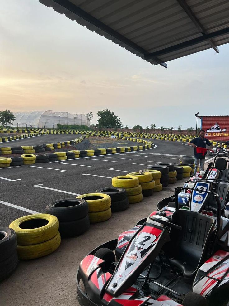 pista di kart road con bandiere rosse a Milano